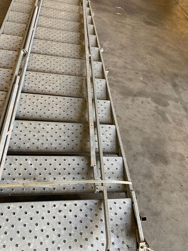 Bautreppe, 12 Stufen mit Geländern | so001366 I24 Bautreppe, 12 Stufen mit Geländern | so001366 I24