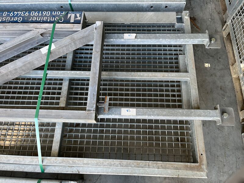 Containerpodest 2,44m x 1,08m mit Zubehör | so001336 I24