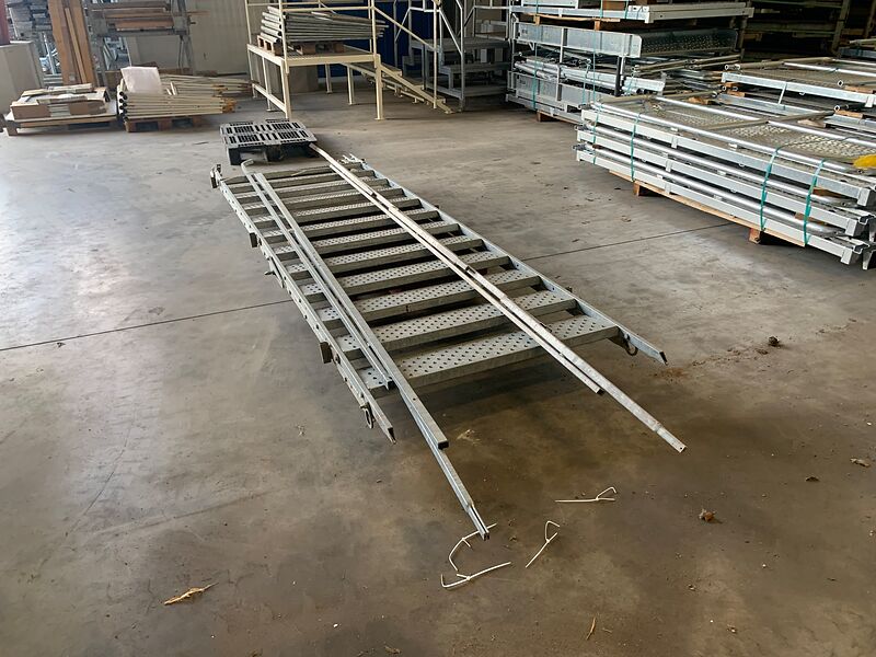 Bautreppe, 12 Stufen mit Geländern | so001366 I24 Bautreppe, 12 Stufen mit Geländern | so001366 I24